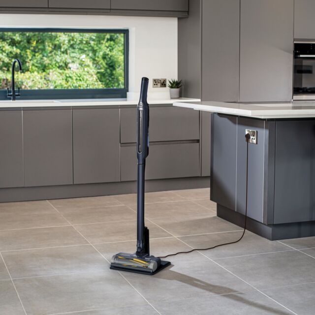 Shark WV362UKT Cordless Stick Vacuum Cleaner with anti hair wrap technolgy- Run Time 32minutes- Roya